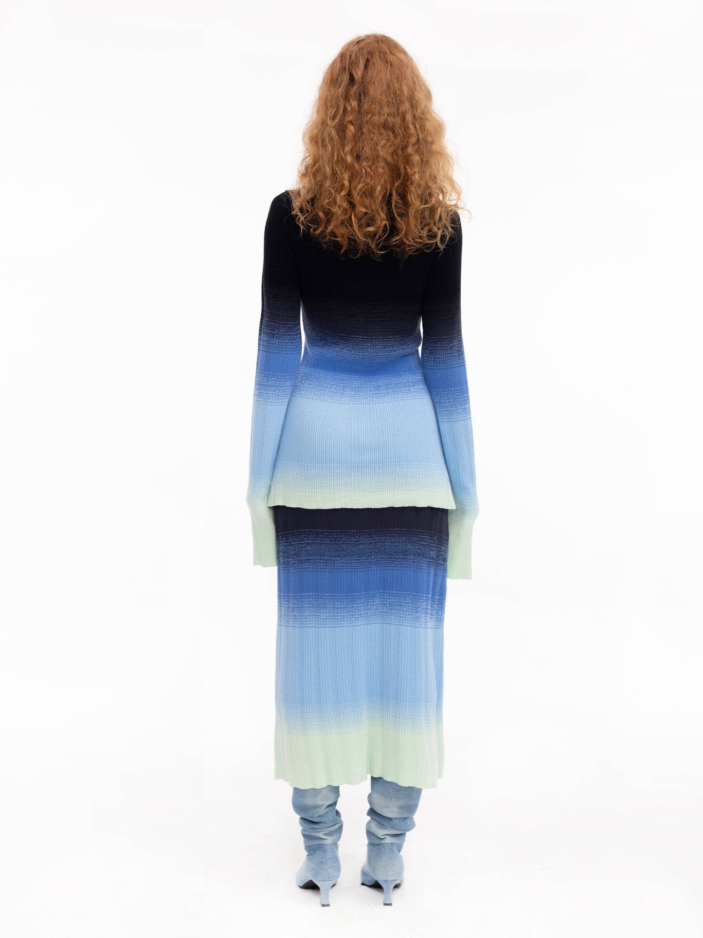 Gradient Buttoned Knit Midi Skirt: Blue / M