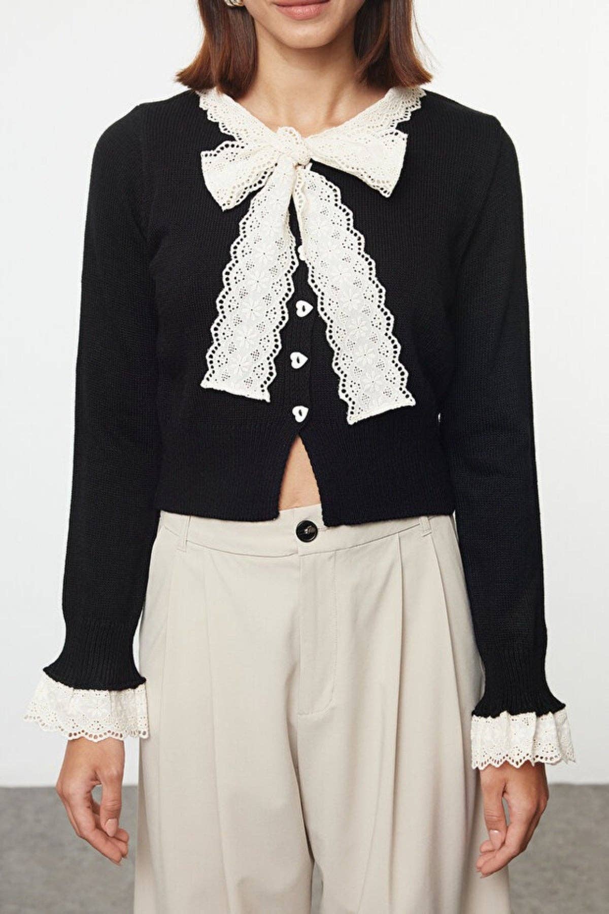 Lace Garnished Ribbon/Bow Detailed Knit Crop Cardigan: Black / L
